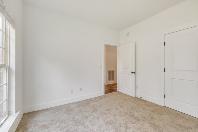 Building Photo - Newly renovated 2 Bedroom Condo with a bon...