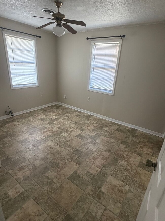 Building Photo - 3 Bedroom, 1.5 Bathroom, Brick Home with large yard, and garage