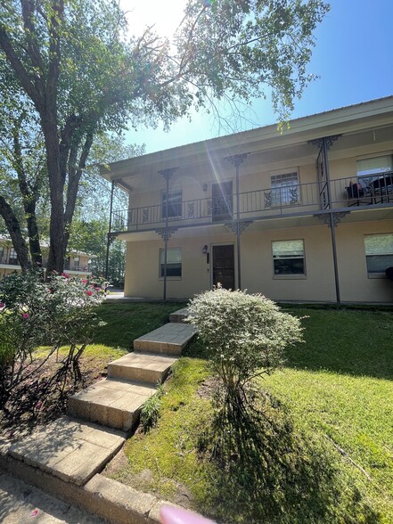 Front - 114 Orleans Oak Ln