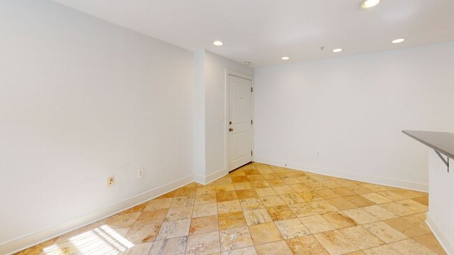 Building Photo - Spacious One Bedroom Condo!