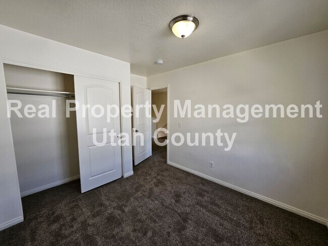 Building Photo - Orem Townhome