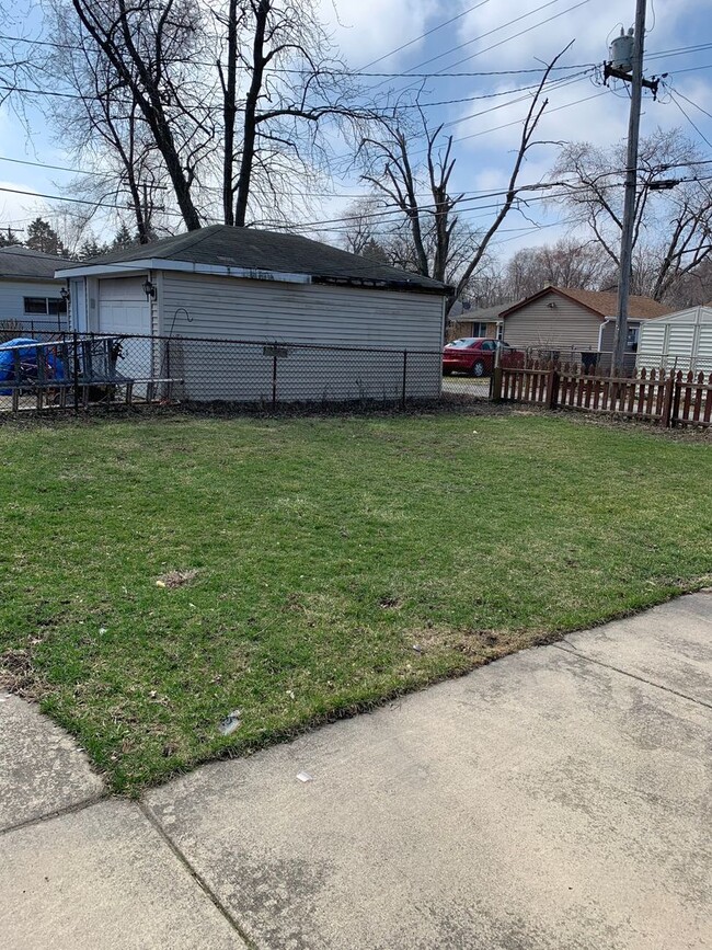 Building Photo - Two bedroom Ranch Style home in Lansing, I...