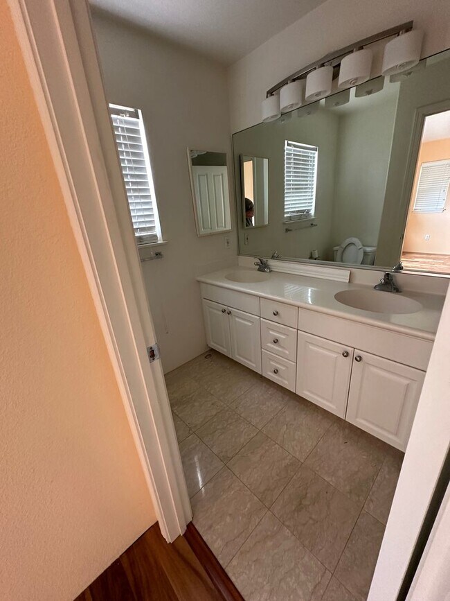 Building Photo - Available Now!  Beautiful 4 BD / 3 BA House in Ocean Pointe!