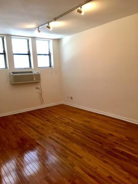Building Photo - 917 W Dakin St