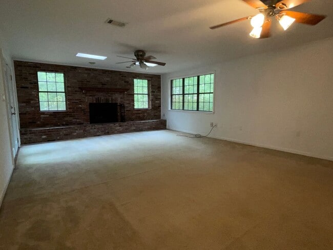 Building Photo - Spacious Home in Country Club Estates