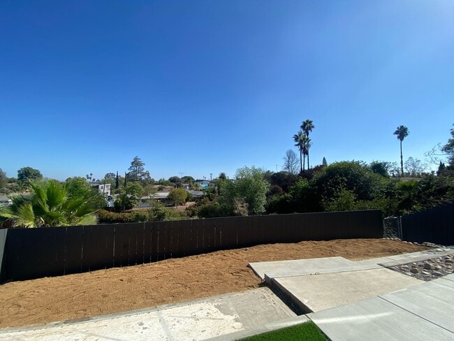 Building Photo - 5BD/2BA on Ewing!!