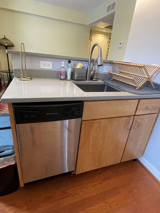 Building Photo - Recently Renovated 1 bedroom apartment in Columbia Heights