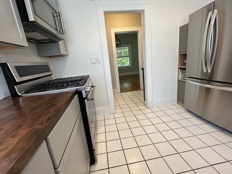Building Photo - 2433 Woodmere Dr