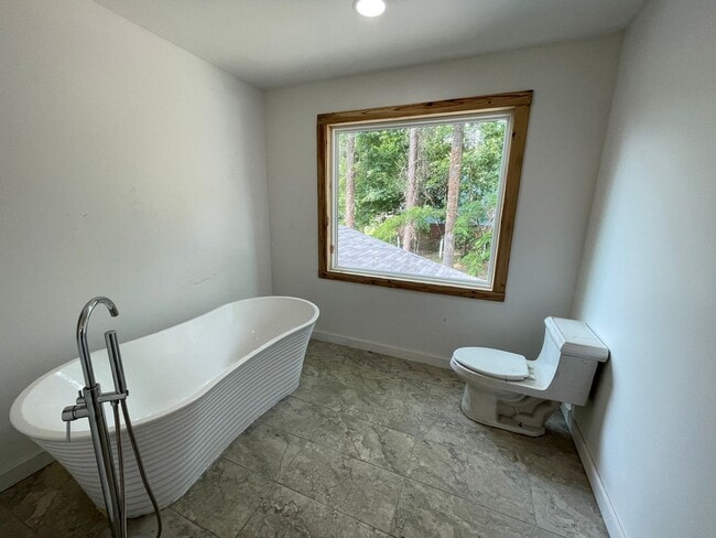 Building Photo - Big and Beautiful House with attached 1br ...
