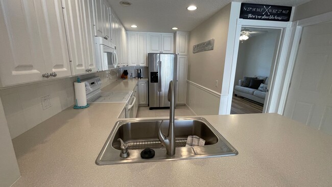 Building Photo - Furnished Short Term Rental