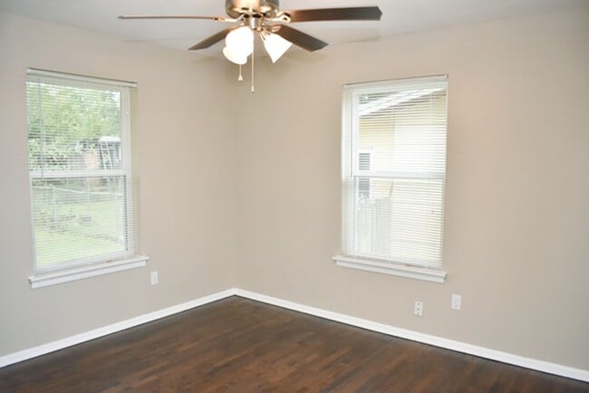 Building Photo - Lovely 2-1 home in Irving!