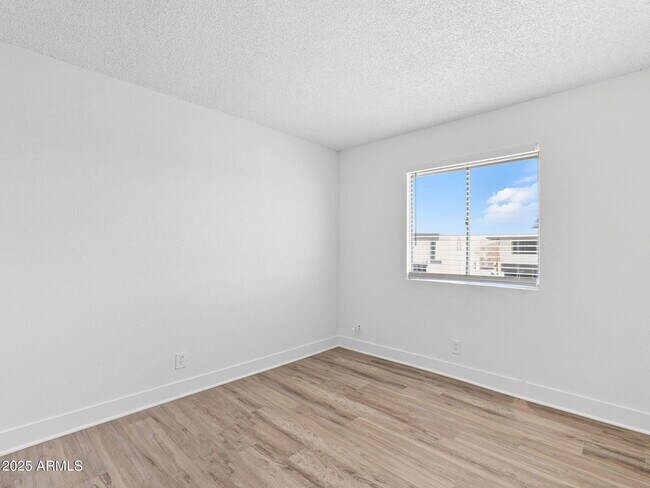 Building Photo - 4740 E Moreland St