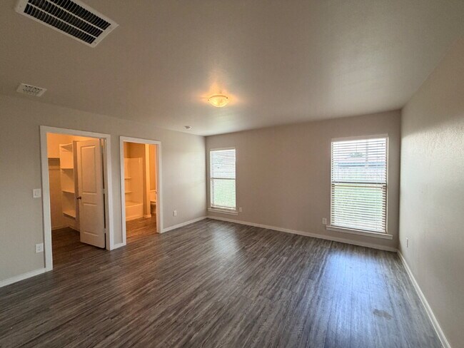 Building Photo - "Charming 3-Bed, 2-Bath Home with 1543 Sq Ft of Comfort on N Texas Ave, Lubbock!"