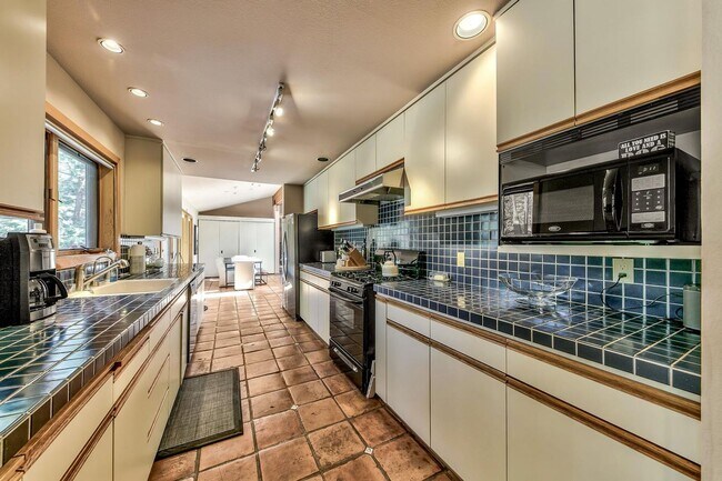 Building Photo - Perfect Location