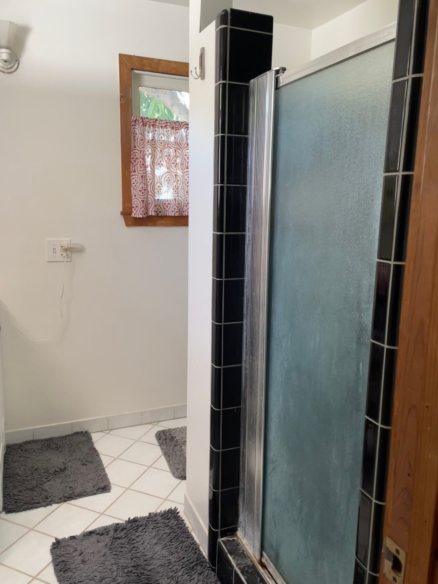 Toilet / Shower - 5257 Sylmar Ave