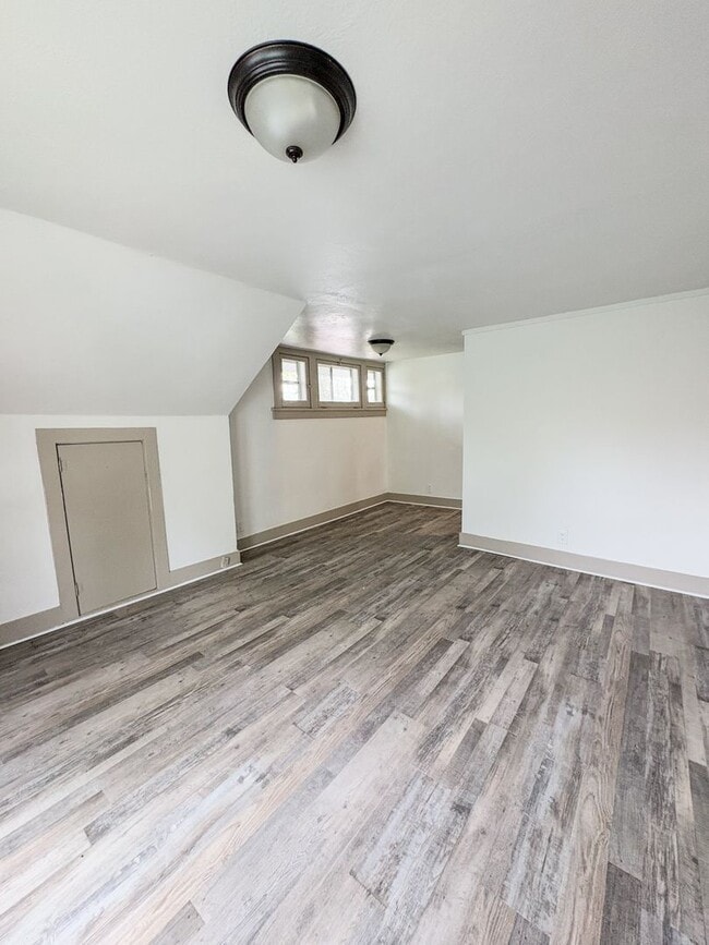 Building Photo - 3 bed 2 bath Home with Fenced Yard