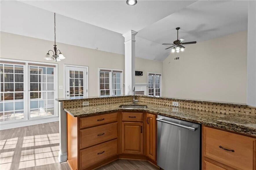 Building Photo - 3030 Northcliff Dr