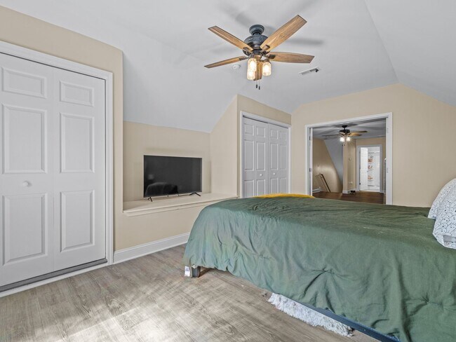 Building Photo - Beauty by the Water!