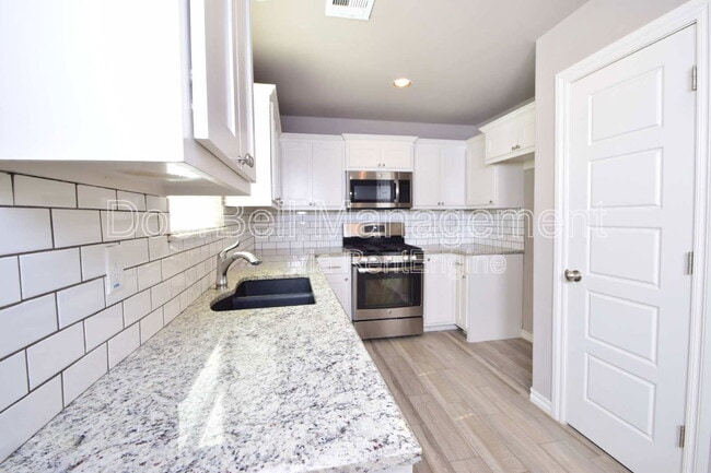 Building Photo - 512 S Haynie St