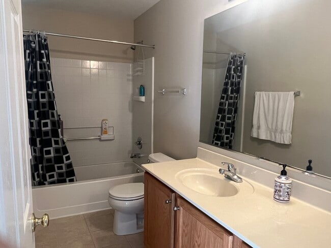 Building Photo - 1861 Crenshaw Cir