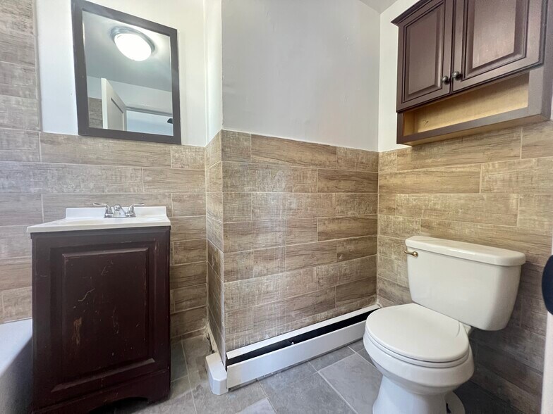 Building Photo - 13 E 17th St