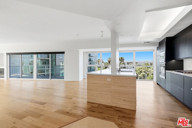 Building Photo - 13600 Marina Pointe Dr