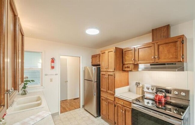 Building Photo - Charming One-Level Home with Private Yard ...
