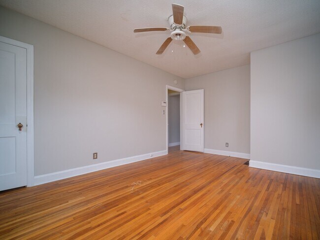 Building Photo - "Charming 3-Bedroom Home with Gleaming Hardwood Floors & 2 Full Baths in Prime Charlotte Location!"