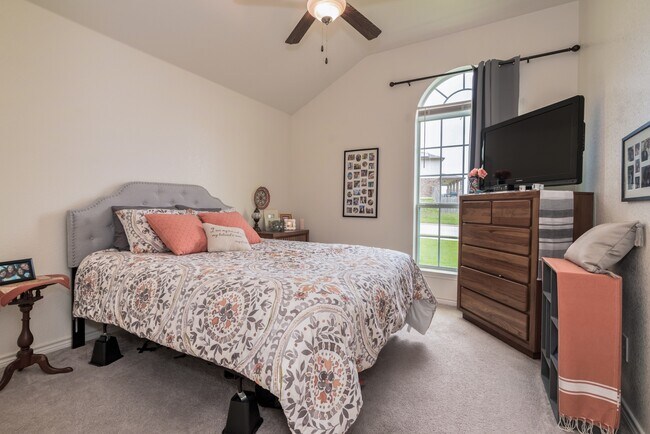 Building Photo - ** BEAUTIFUL 3 BED/ 2 BATH HOUSE **