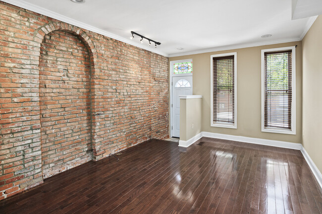 Building Photo - 118 Burnett St