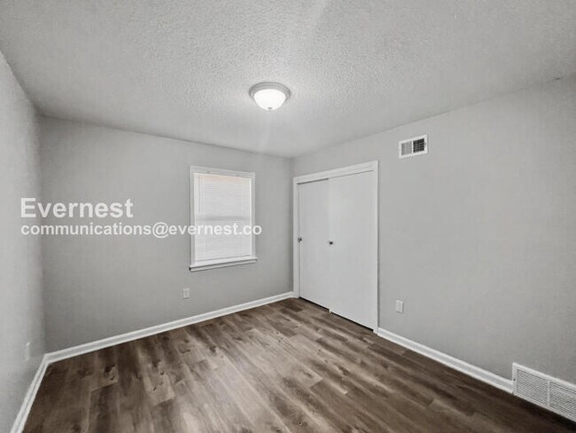 Building Photo - Limited Time Special Offer / 3 Bed, 1.5 Bath Home with Fenced Yard & Carport / Pet-Friendly / Com...