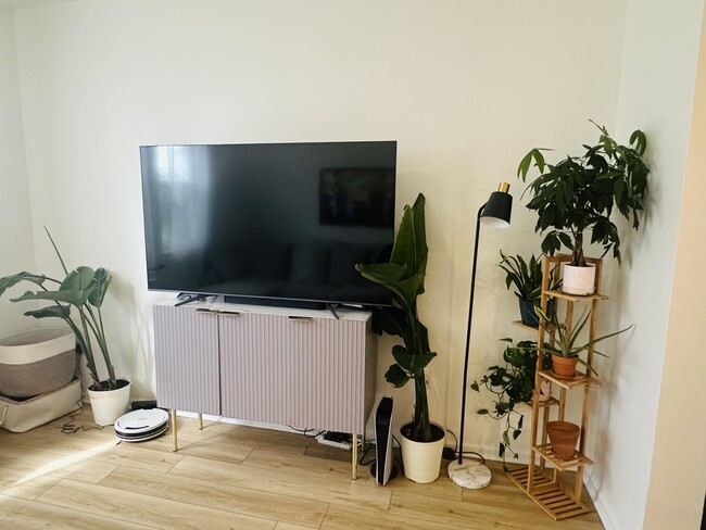 Building Photo - 533 NE 3rd Ave