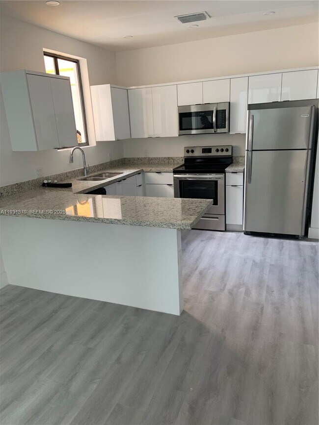 Building Photo - 853 E 24th St