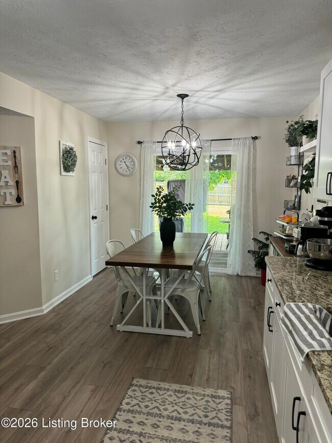 Building Photo - 4110 Hickoryview Dr