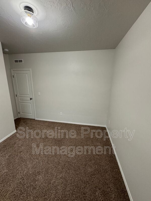 Building Photo - 511 Diamond Lake St