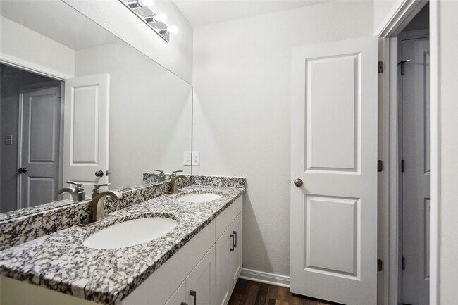 Building Photo - 15536 Briar Forest Dr