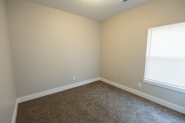 Building Photo - 804 N Custer St