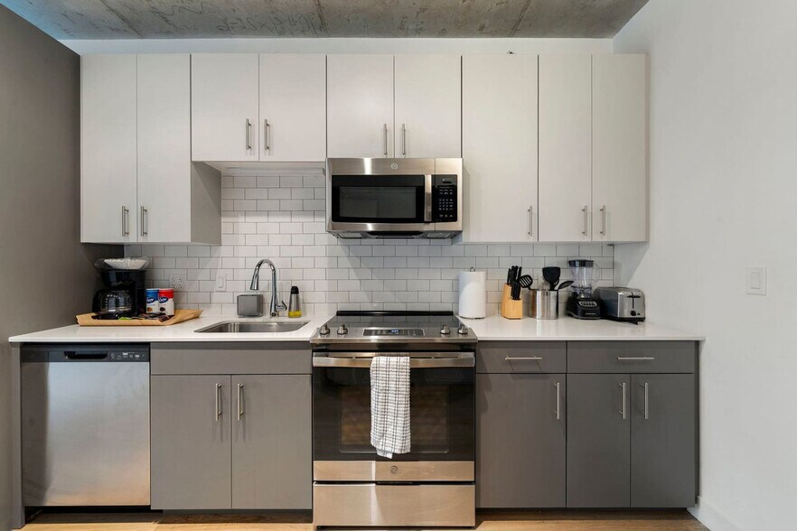 Building Photo - 853 W Blackhawk St