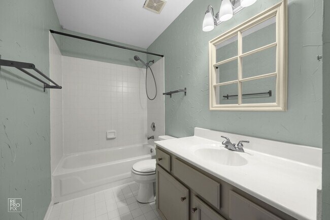 Building Photo - Aurora Four Bedroom Home with Fenced Yard in Oakhurst