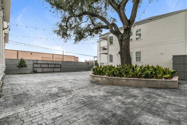 Building Photo - 1719 Terpsichore St