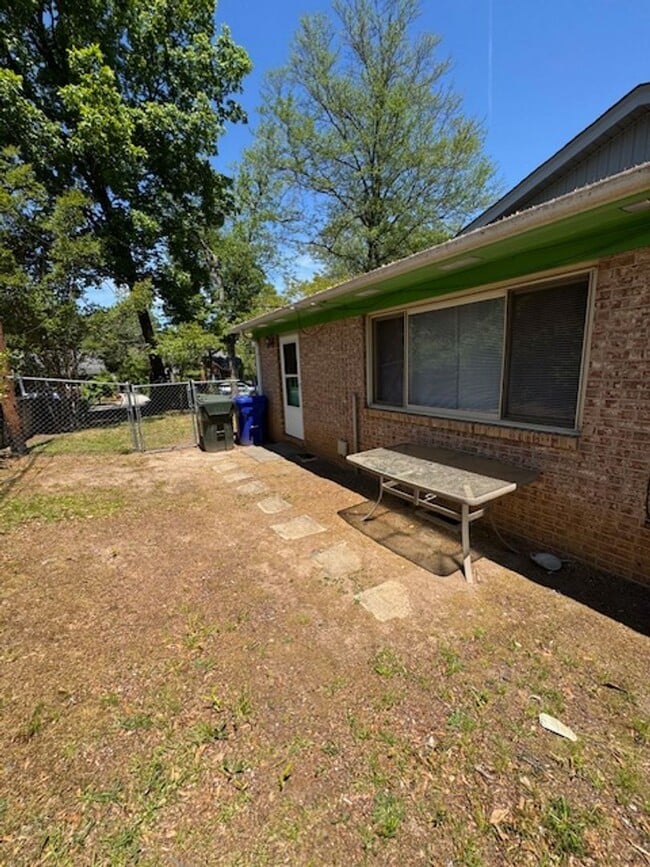 Building Photo - 2 Bedroom, 1 Bath duplex (right side unit) close to downtown Greenville with hardwood floors, a l...
