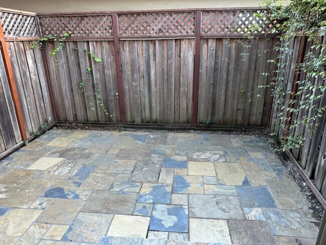 Building Photo - EPIC REA: 2 BR/1 BA Townhome w/ 1 Parking in Great Corte Madera