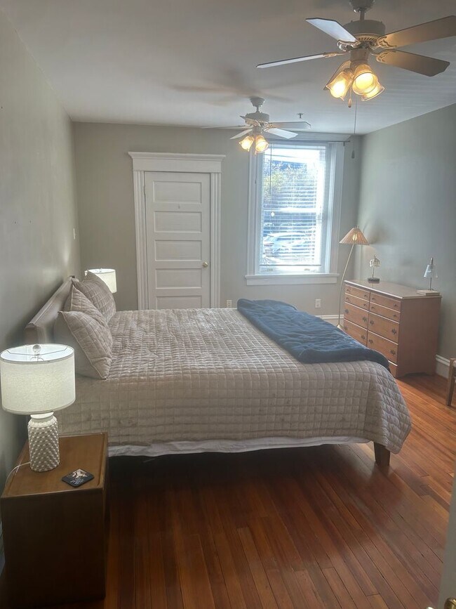 Building Photo - 3005 Monument Ave