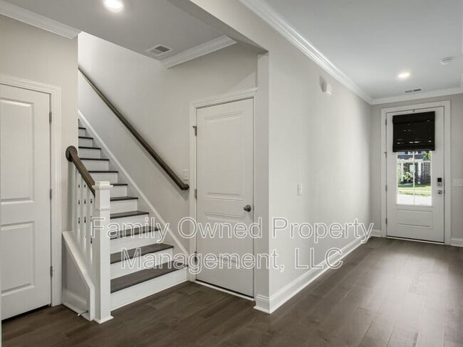 Building Photo - 208 Shortmarsh St