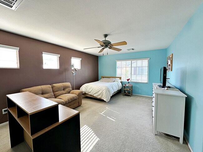 Building Photo - 3 BEDROOM + LOFT HOME IN GATED COMMUNITY I...