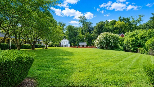 Building Photo - 1224 Green Oaks Ln