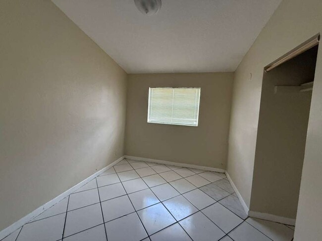 Building Photo - Large 4-3 house with central air