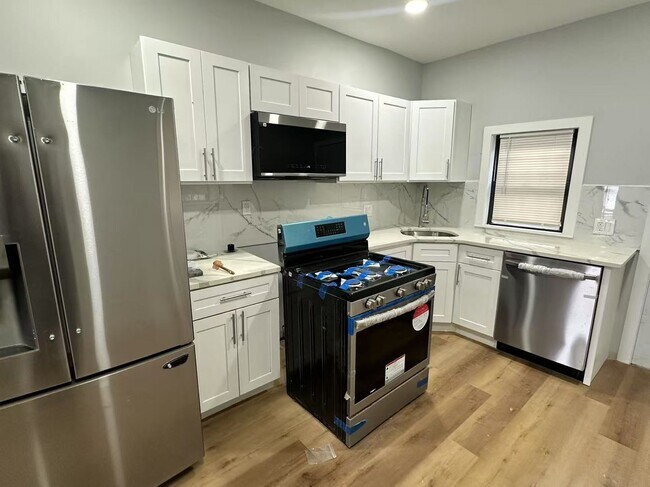 Building Photo - 3B1.5B House with Backyard in South Philly