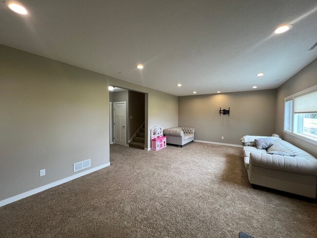 Building Photo - Beautiful 5-bed, 3.5-bath Single Family Home!