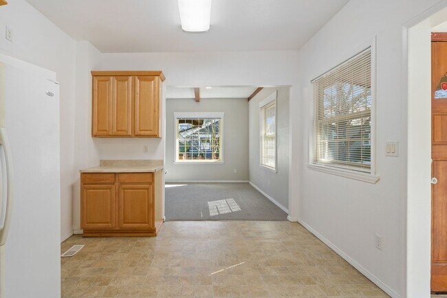 Building Photo - 709 McKenzie Ave